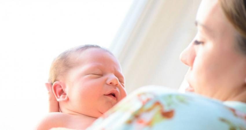 mom-holding-newborn-baby-1024x576-1515689068