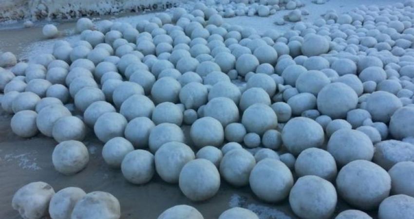 ظهور كرات ثلجية عملاقة على شاطئ في سيبيريا (1)