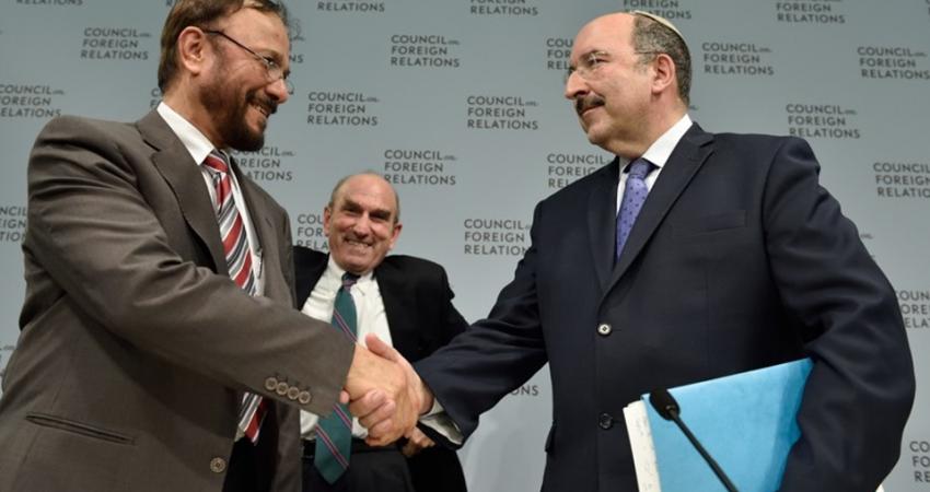 الجنرال السعودي المتقاعد عشقي لدى مصافحته الإسرائيلي دوري غولد