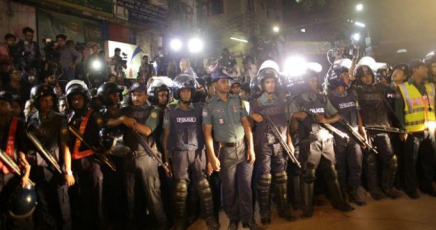 151122025129_bangladeshi_security_officials_stand_guard_in_the_streets_640x360_epa_nocredit