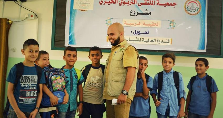 صورة خبر توزيع الملتقى التربوي حقائب مدرسية على الطلاب المحتاجين بالوسطى