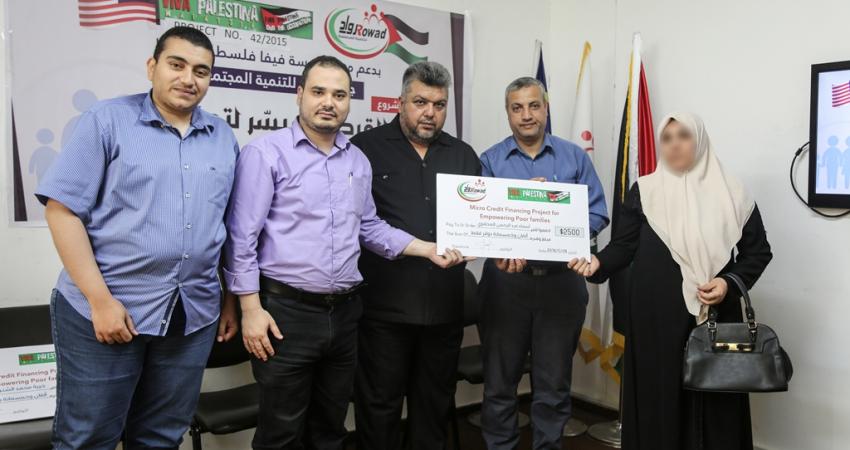 قروض أرباب الأسر الفقيرة من جمعية رواد بغزة