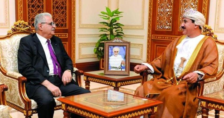 سفير فلسطين يلتقي وزير المكتب السلطاني العُماني