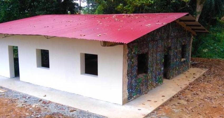 2-منازل-القوارير-البلاستيكية