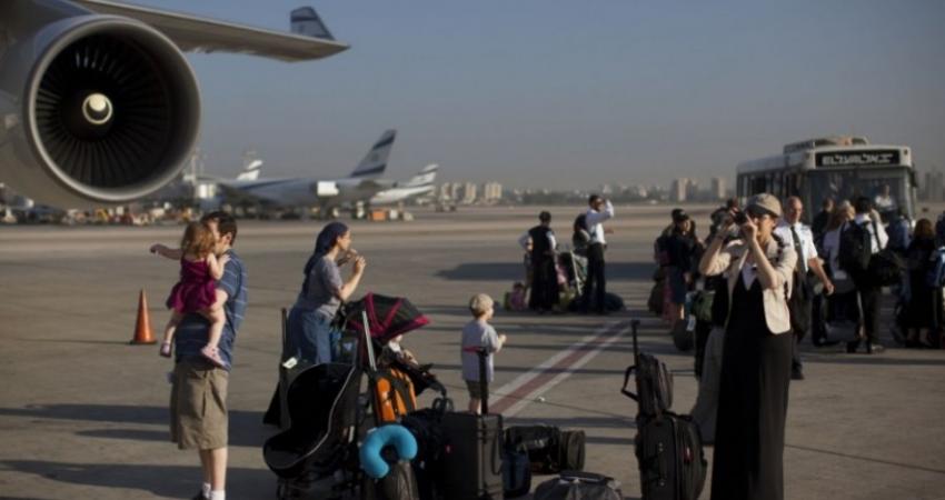 مستوطنون يهود في مطار اللد