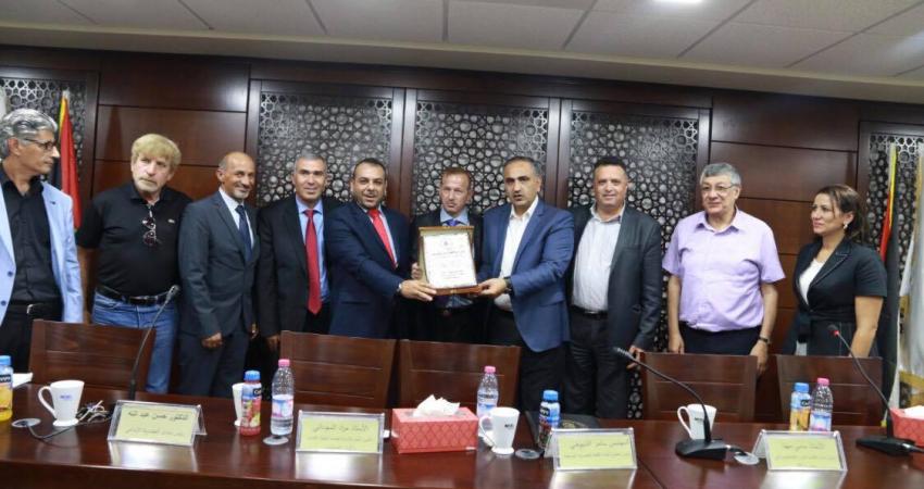 الكلية العصرية الجامعية تكرم الشاعر مراد السوداني