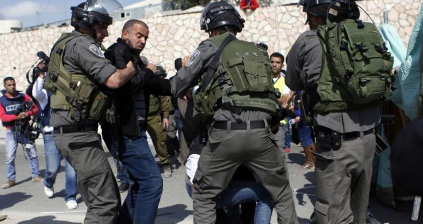 الاحتلال يعتقل شابا جريحا من مخيم الفارعة جنوب جنين