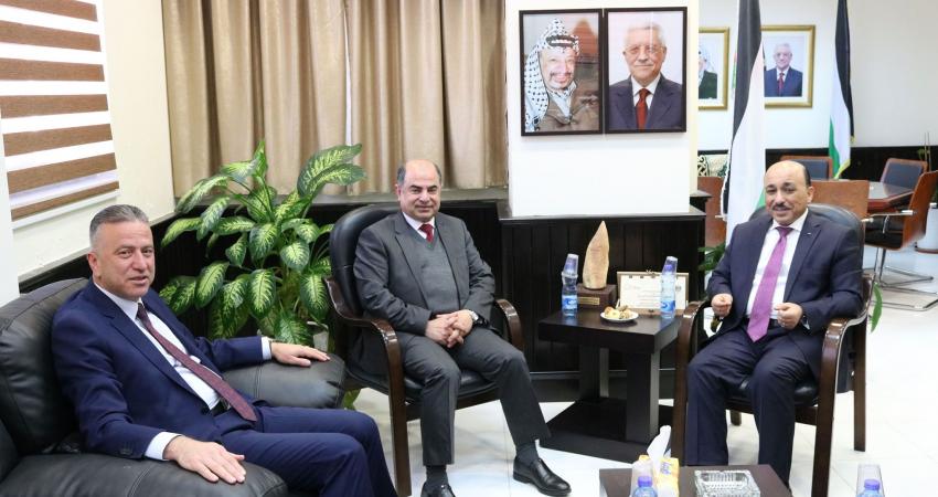 الحساينة : الأشغال العامة تستهدف تطوير شبكة الطرق