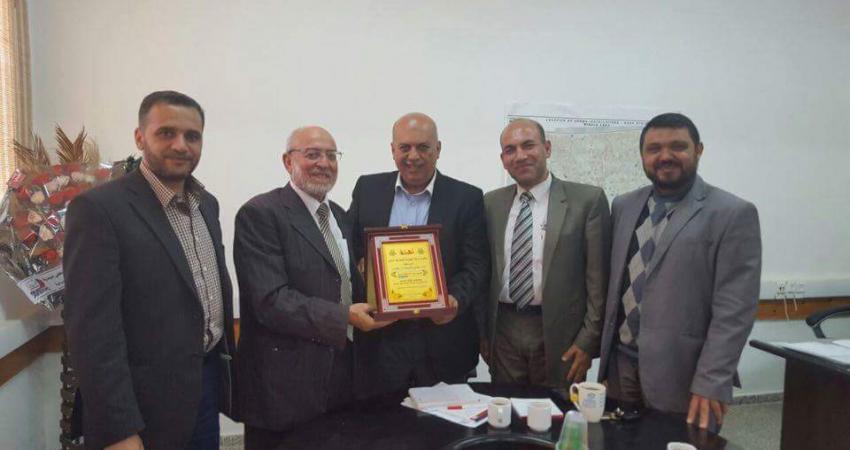 حماس تزور رئيس منطقة الوسطى بوكالة الغوث