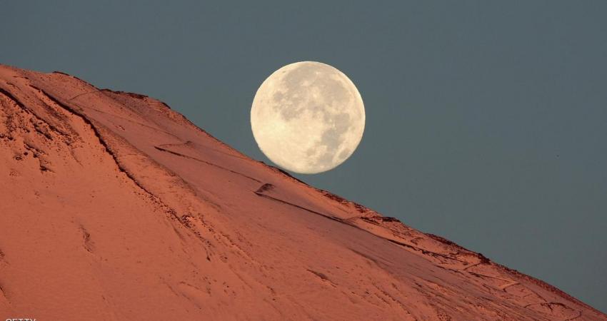 القمر الثلجي يضيء العالم