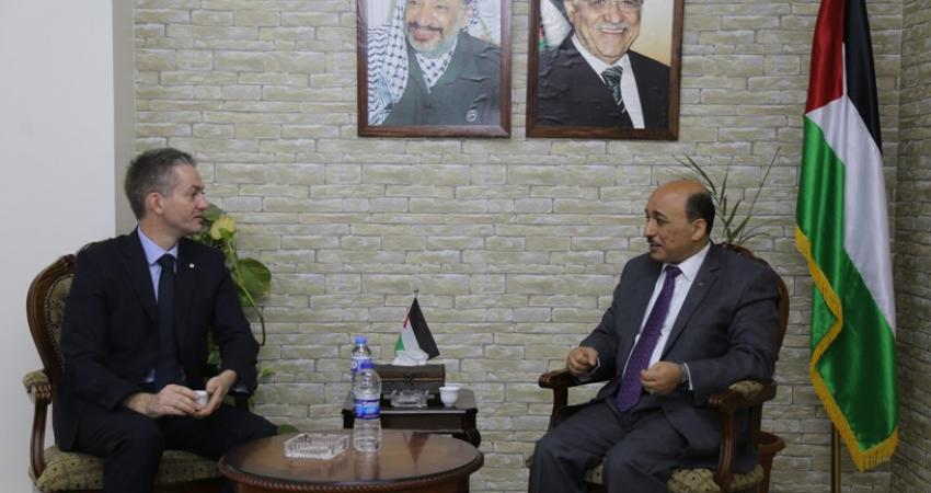 الحساينة يستقبل مدير بعثة الصليب الأحمر الدولية بغزة