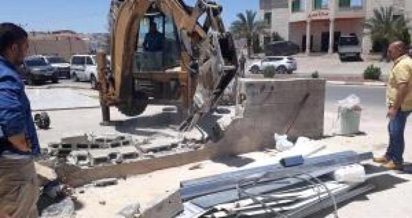 بلدية جنين تواصل إزالة التعديات في شارع الناصرة