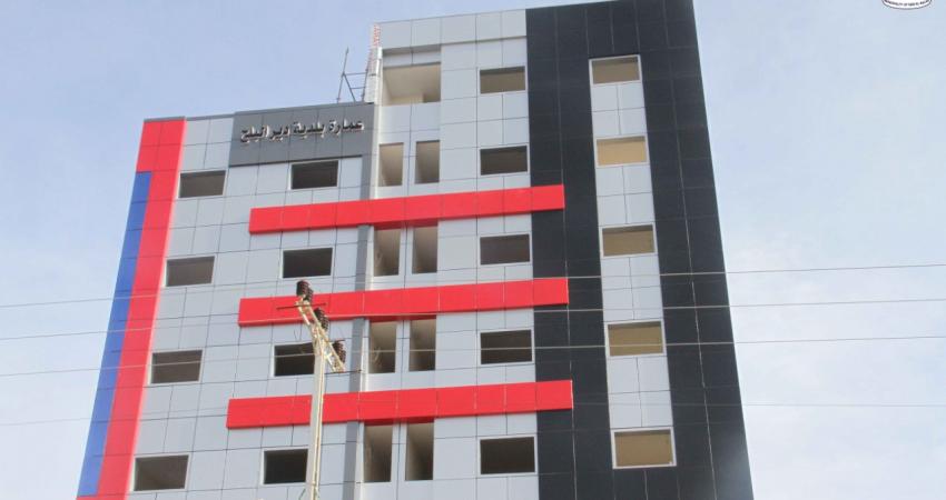 بلدية دير البلح تقترب من إنهاء مشروع إنشاء مبنى تجاري وإداري