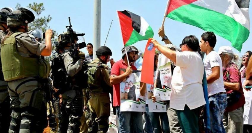 قوات الاحتلال تقمع مسيرة بلعين السلمية