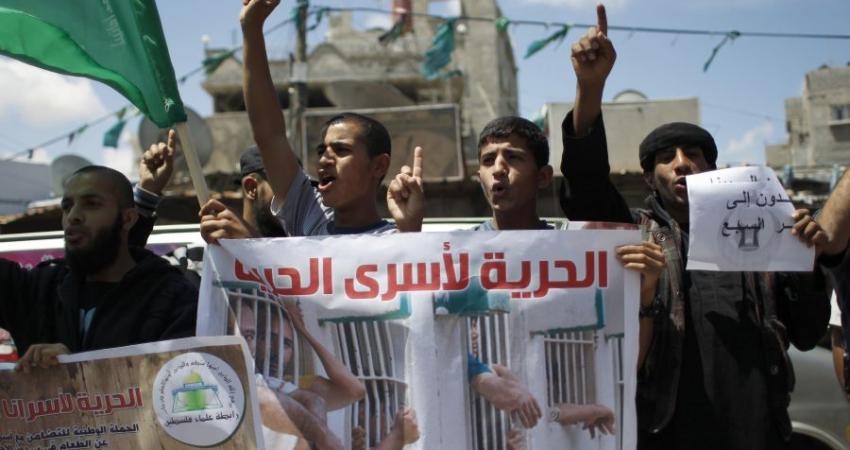 الاحتلال يواصل عزل 16 أسيرًا فلسطينيًا