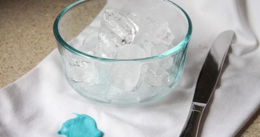 إزالة-العلكة-من-الملابس