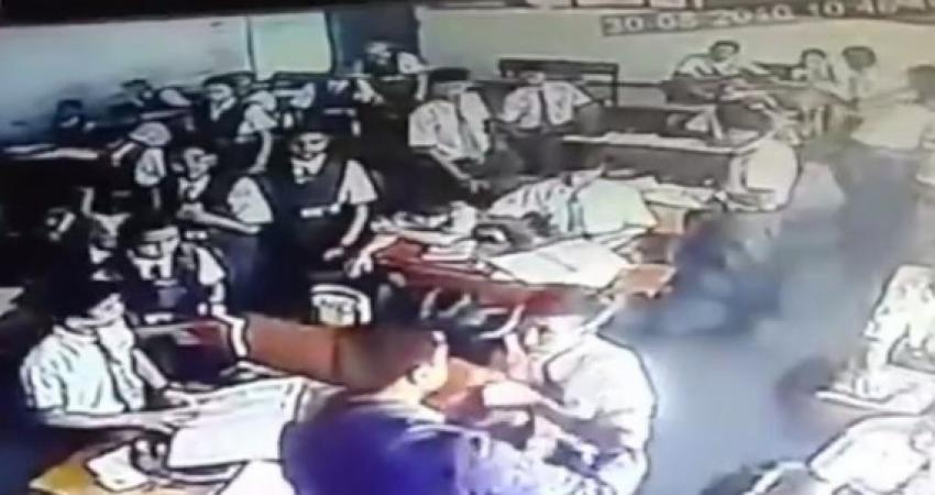 اعتداء معلم هندي على طالب