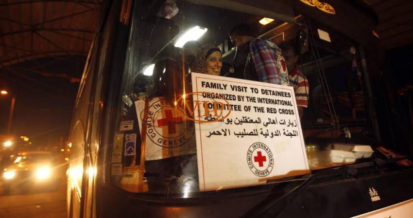 دفعة من أهالي أسرى غزة يزورون أبنائهم بـ