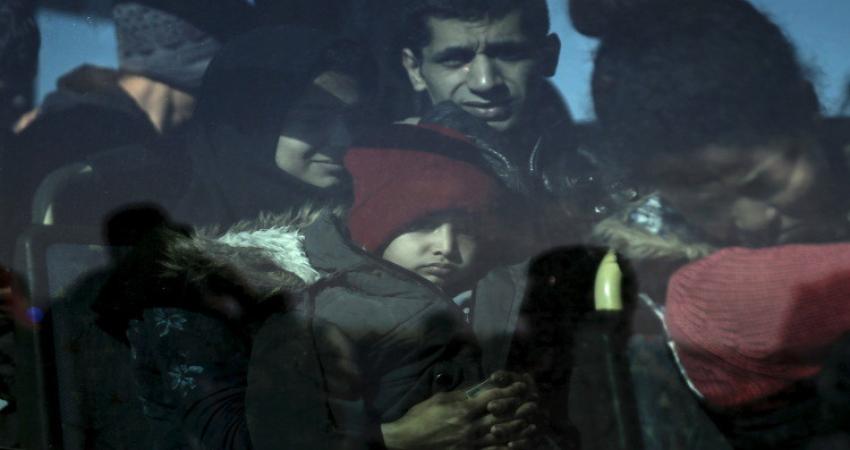 لاجئون يحولون ليل خيوس اليونانية إلى جهنم