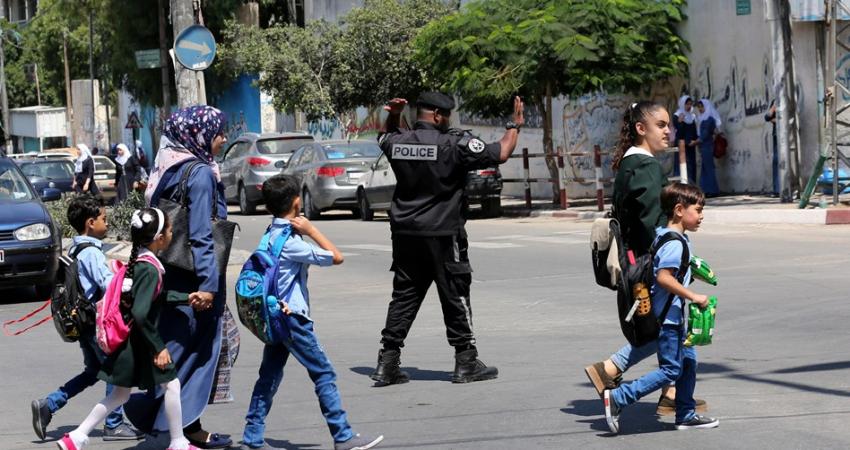1 بالصور شرطة المرور تنظم الشوارع والمفترقات مع بداية العام الدراسي