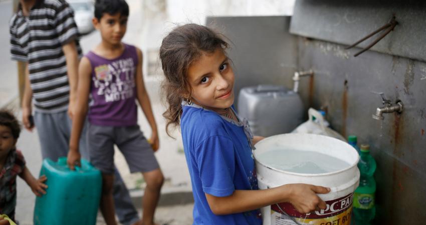 searching-clean-water-gaza-UN068302