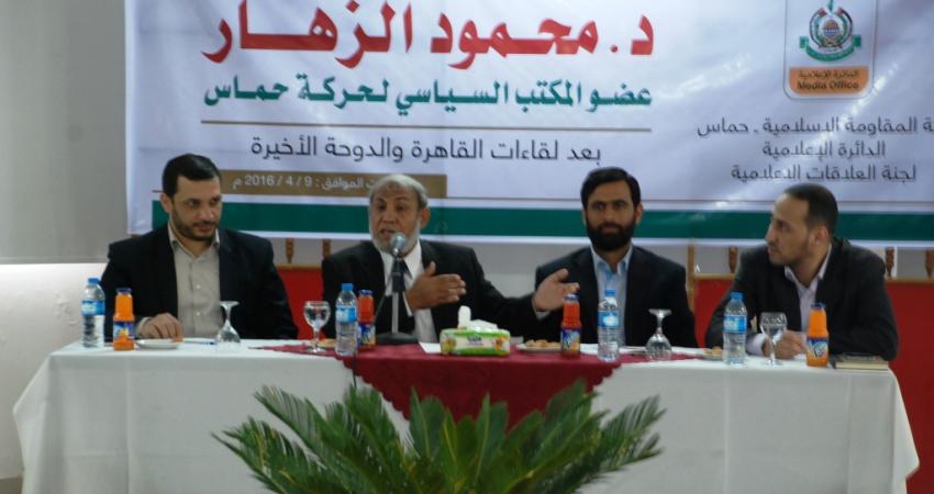 محمود الزهار خلال لقاء مع الكتاب والمحللين بغزة