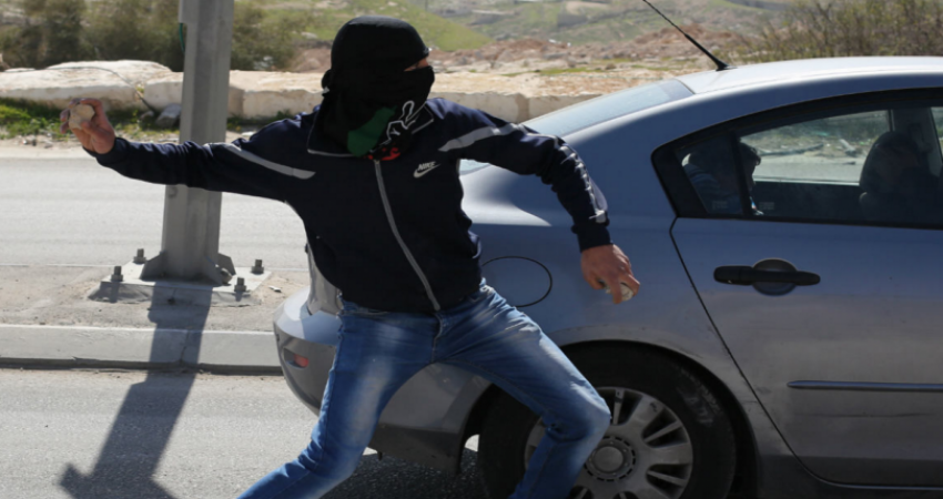 رشق مركبات المستوطنين برام الله