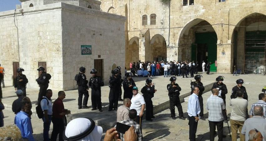 يشهد المسجد الأقصى المبارك، منذ ساعات فجر اليوم الاثنين، حالة استنفار بين المصلين وحراس وسدنة المسجد الأقصى، لمنع أي محاولة جديدة لشرطة الاحتلال لإدخال غرفة متنقلة لاستخدامها في المسجد.  وكان مصلون وحراس المسجد الأقصى تصدوا لمحاولات شرطة الاحتلال إدخال غر