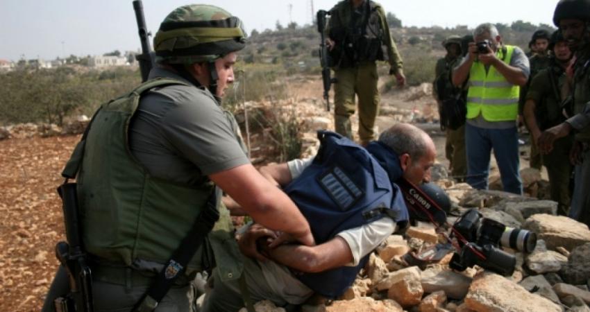 اعتداء جندي إسرائيلي على مصور صحفي فلسطيني