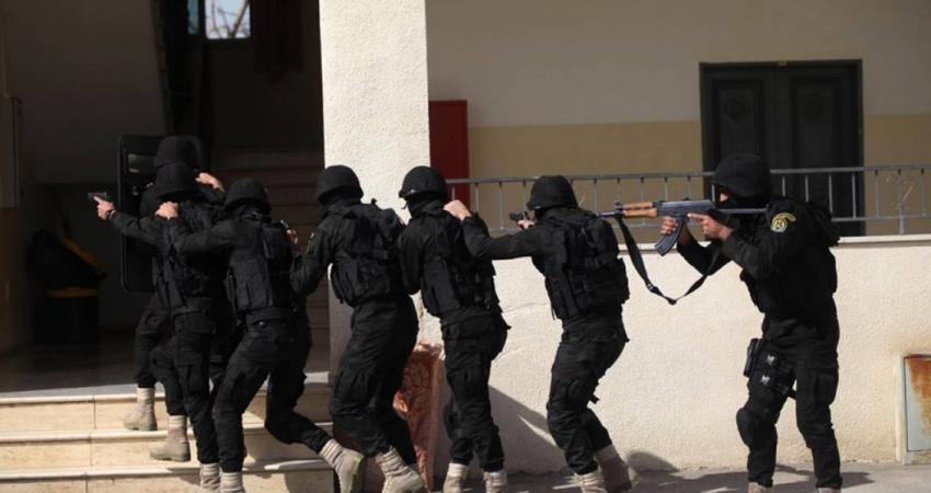 أجهزة الضفة تعتقل أسيرين محررين وتمدد اعتقال آخرين