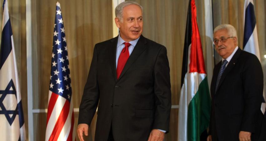 Israels-Prime-Minister-Benjamin-Netanyahu-stands-with-Palestinian-President-Mahmoud-Abbas