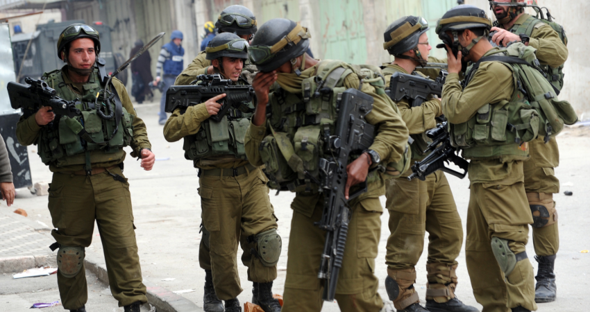   شنت قوات الاحتلال حملة مداهمات واعتقالات في أنحاء متفرقة من الضفة المحتلة والقدس المحتلة فجر اليوم الثلاثاء.  واعتقلت قوات الاحتلال من مدينة رام الله، النائب في المجلس التشريعي عن حركةِ حماس عبد الجابر فقهاء، ومأمون الزعير من أم الشرايط. وخلالَ مداهمةٍ 