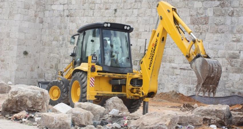 انفجار لغم قديم بجرافة أثناء عملها بمدينة الخليل