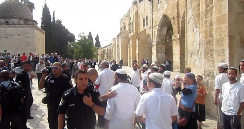 مستوطنون يقتحمون باحات المسجد الأقصى