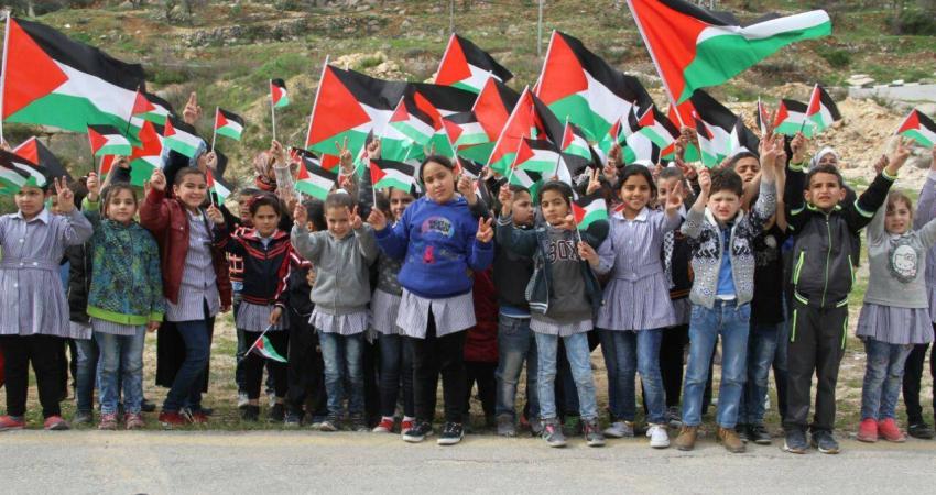 طالبات يزرعن أشجارا مقابل مستوطنة 