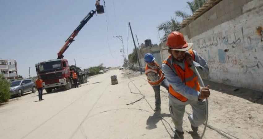 عمال شركة توزيع الكهرباء