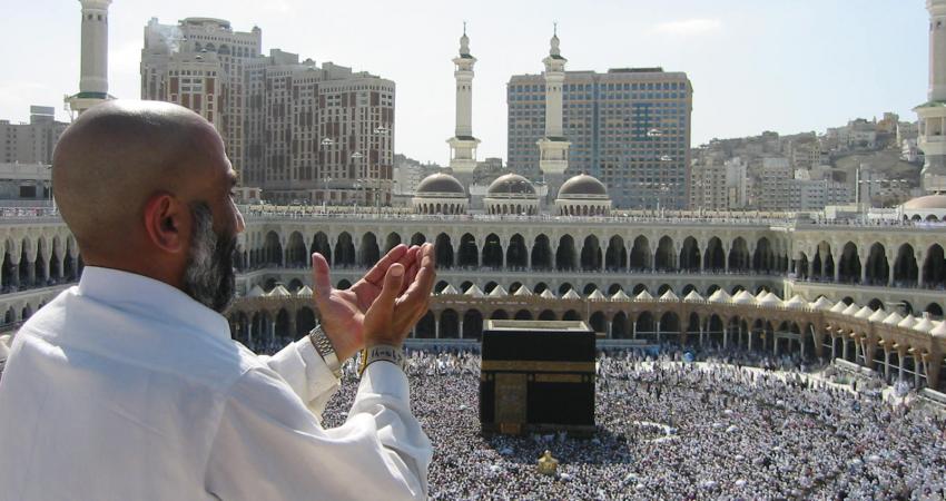 Supplicating_Pilgrim_at_Masjid_Al_Haram._Mecca,_Saudi_Arabia