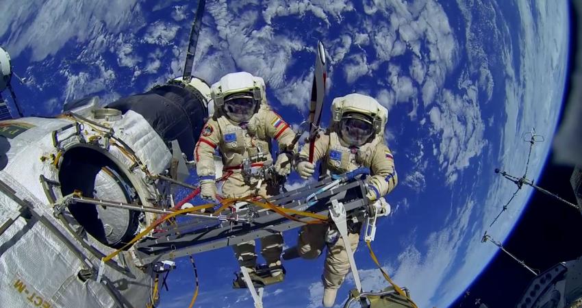 olympic-torch-cosmonauts-iss