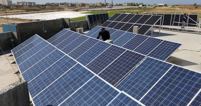 أشعة الشمس.. السلاح الأقوى لمواجهة الظلام في غزة