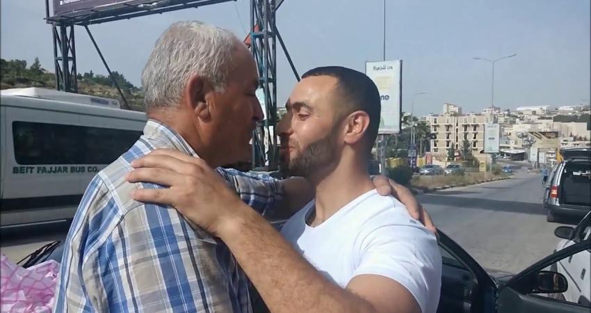 الأسير عايش لحظة تحرره في شهر أبريل نيسان