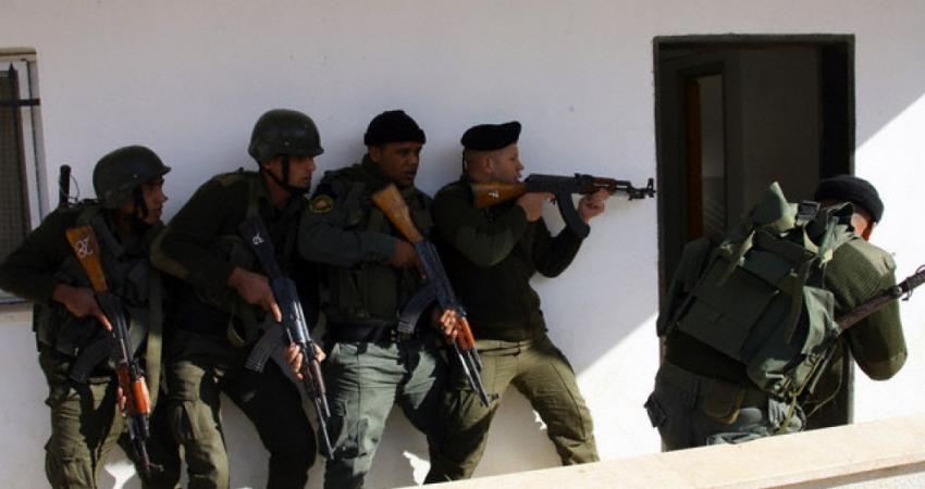 حماس تدين اعتداء السلطة على منزل المحرر حباينة