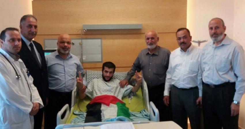 الأسير المحرر مالك القاضي مع النواب خلال الزيارة