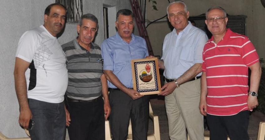 حلس يستقبل وفد نادي أهلي الخليل