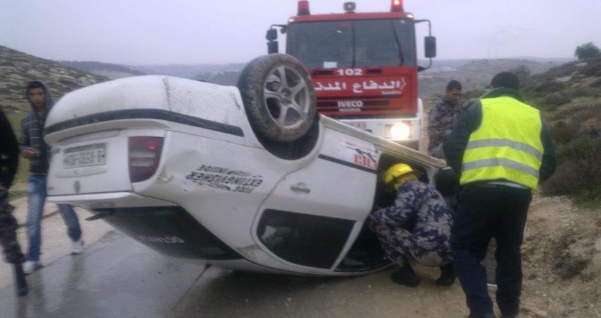 حادث سير جراء انقلاب سيارة