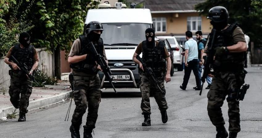 des-officiers-de-police-patrouillent-dans-les-rues-d-istanbul-le-10-aout-2015_5399735