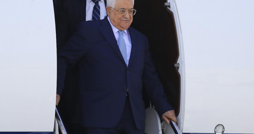 من كان باستقبال عباس عند وصوله إلى الرياض؟