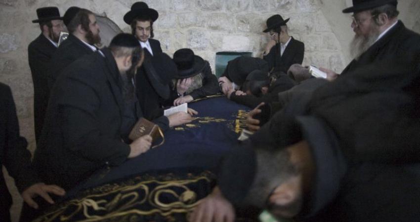 مستوطنون يقتحمون قبر يوسف