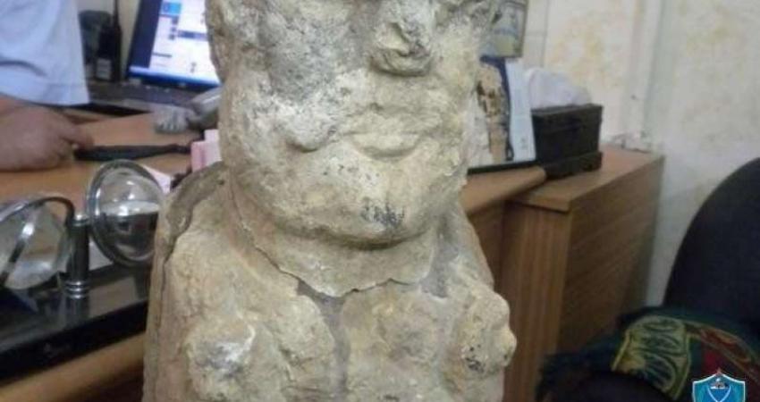 ضبط تمثال روماني بالخليل