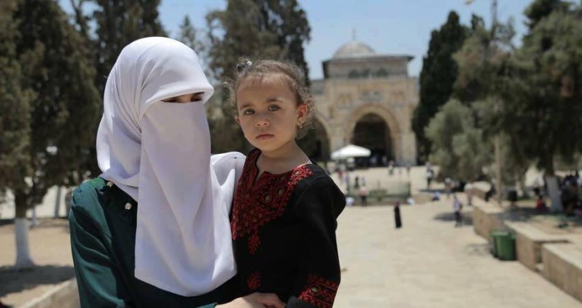 الأسيرة سامية مشاهرة وطفلتها