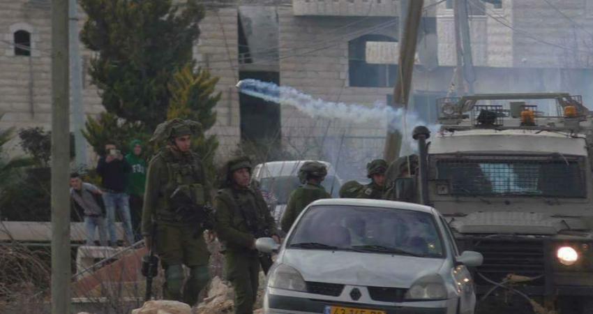 إصابة العشرات بالاختناق في مواجهات بيت أمر